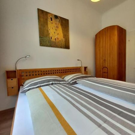 Altbauwohnung Neu Saniert - Fuer Familien Geeignet Vienna Exterior photo